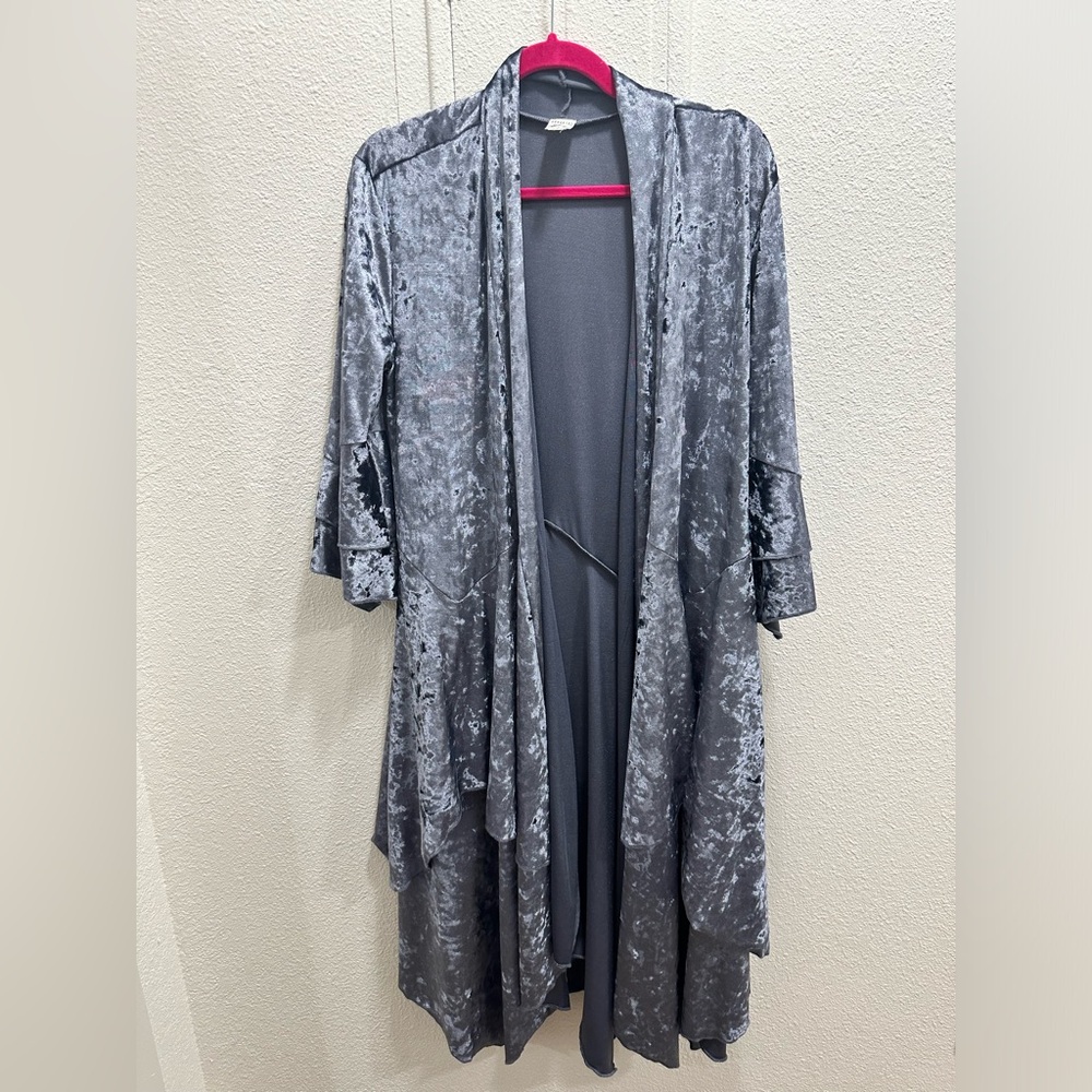 AQUARIUS Silver Velvet 3/4 Sleeve Duster 👻